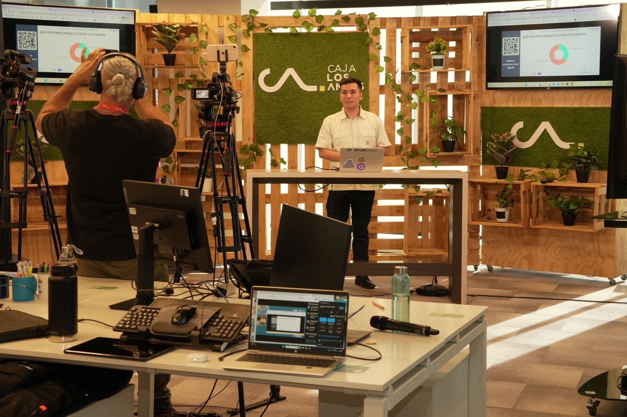 Facilitador conduciendo una sesión en vivo de inteligencia artificial frente a un equipo de grabación